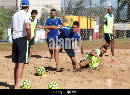 FOZ do Iguaçu, PR - 22.01.2017: BRASILE LA SELEZIONE DELLA FORMAZIONE DI BEACH SOCCER - La selezione brsaileira beach soccer coach in Foz do Iguaçu in Paraná, dove egli si prepara a competere nel qualificatore, che quest anno si svolgerà a Asuncion in Paraguay 5-12 di febbraio. Il torneo garantisce tre sedi per la Coppa del Mondo FIFA Bahamas che avviene tra il 27 aprile e il 5 maggio nei Caraibi. (Foto: Christian Rizzi/Fotoarena) Foto Stock