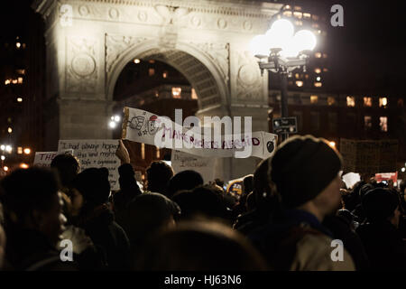 New York, Stati Uniti d'America. 25 gennaio, 2107. New York detiene un rally per musulmani e diritti degli immigrati in Washington Square Park in risposta al Presidente Trump's politiche. Credito: Erica Schroeder/Alamy Live News Foto Stock