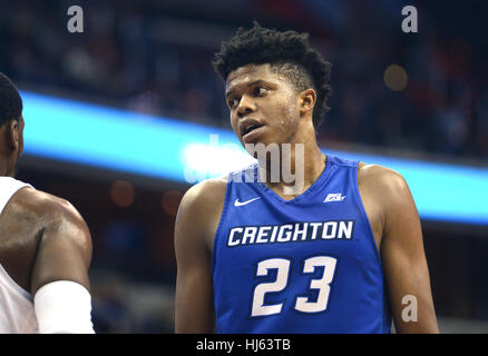 Washington, DC, Stati Uniti d'America. 25 gennaio, 2017. Creighton center Justin Patton (23) è visto nella prima metà contro Georgetown al Verizon Center di Washington. Credito: Chuck Myers/ZUMA filo/Alamy Live News Foto Stock