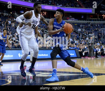 Washington, DC, Stati Uniti d'America. 25 gennaio, 2017. Creighton center Justin Patton (23) pilota contro il centro di Georgetown Jessie Govan (15) nel primo semestre al Verizon Center di Washington. Credito: Chuck Myers/ZUMA filo/Alamy Live News Foto Stock