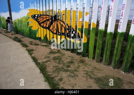 Tijuana, Messico. Xxi Aprile 2011. Una donna a piedi nella parte anteriore di uno dei murales finito del giardino binazionale di progetto in amicizia Park, nella città di Tijuana, Messico. Il 25 gennaio, 2017, U.S. Presidente Donald Trump ha firmato un ordine esecutivo per un muro di confine per essere costruito, ma per il centro America Latina studi monetaria (CEMLA) stimato che la migrazione dal Messico è stato il rallentamento dal 2008 dopo la crescita dal 1990 al suo picco nel 2007. Credito: Guillermo Arias/Xinhua/Alamy Live News Foto Stock