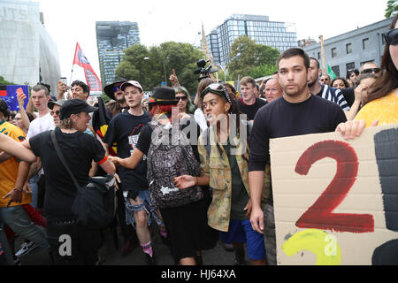 Sydney, Australia. Il 26 gennaio 2017. Il 26 gennaio è celebrato come l'Australia Day, segnando l arrivo della prima flotta in Australia. Tuttavia, molti aborigeni e altri non credo che questo dovrebbe essere un giorno di festa e di marce di protesta sono tenuti in tutto il paese. A Sydney, i manifestanti hanno marciato dal blocco in Redfern al festival Yabun al Victoria Park, Camperdown. Nella foto: Trouble ha iniziato a Broadway dopo un altoparlante aborigena ha tentato di bruciare la bandiera australiana e una manciata di forze di polizia si precipitò per impedire che accada. Credito: © Richard Milnes/Alamy Live News Foto Stock