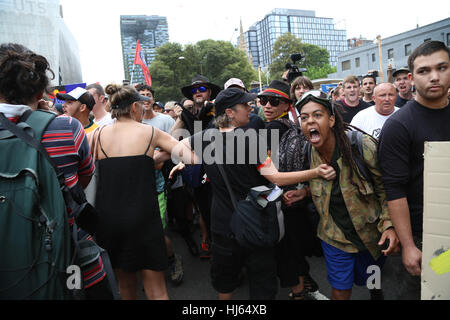 Sydney, Australia. Il 26 gennaio 2017. Il 26 gennaio è celebrato come l'Australia Day, segnando l arrivo della prima flotta in Australia. Tuttavia, molti aborigeni e altri non credo che questo dovrebbe essere un giorno di festa e di marce di protesta sono tenuti in tutto il paese. A Sydney, i manifestanti hanno marciato dal blocco in Redfern al festival Yabun al Victoria Park, Camperdown. Nella foto: Trouble ha iniziato a Broadway dopo un altoparlante aborigena ha tentato di bruciare la bandiera australiana e una manciata di forze di polizia si precipitò per impedire che accada. Credito: © Richard Milnes/Alamy Live News Foto Stock