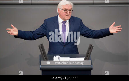 Berlino, Germania. 26 gen, 2017. L'uscita il ministro degli esteri tedesco Frank-Walter Steinmeier fa un discorso - il suo ultimo nella sua attuale capacità - nel Bundestag a Berlino, Germania, 26 gennaio 2017. Foto: Kay Nietfeld/dpa/Alamy Live News Foto Stock