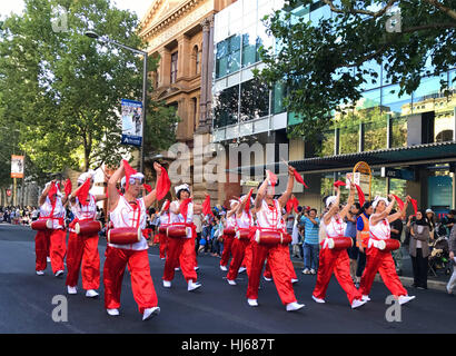 A Canberra, Australia. 26 gen, 2017. Le persone a svolgere vita cinese danza del tamburo durante la sfilata di un corteo per celebrare la Giornata dell'Australia ad Adelaide, Australia, Gennaio 26, 2017. Australia alle celebrazioni del giorno su gennaio 26 segna l'arrivo della prima flotta di navi britanniche a Sydney Cove nel 1788. Credito: Gu Wenbo/Xinhua/Alamy Live News Foto Stock