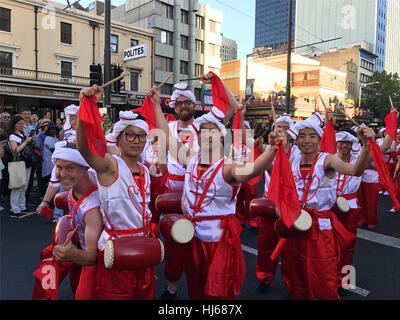 A Canberra, Australia. 26 gen, 2017. Le persone a svolgere vita cinese danza del tamburo durante la sfilata di un corteo per celebrare la Giornata dell'Australia ad Adelaide, Australia, Gennaio 26, 2017. Australia alle celebrazioni del giorno su gennaio 26 segna l'arrivo della prima flotta di navi britanniche a Sydney Cove nel 1788. Credito: Gu Wenbo/Xinhua/Alamy Live News Foto Stock