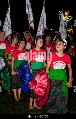 Belle Ragazze Balinese condurre la processione Ogoh-Ogoh Balinese a Capodanno Foto Stock