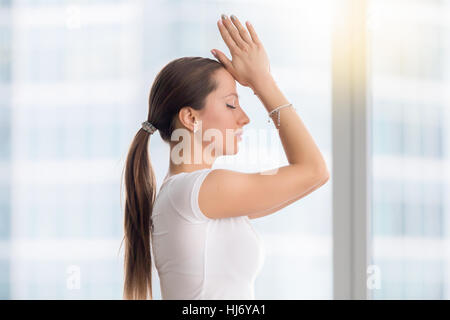 Giovane donna attraente in vajrasana pongono, primo piano Foto Stock