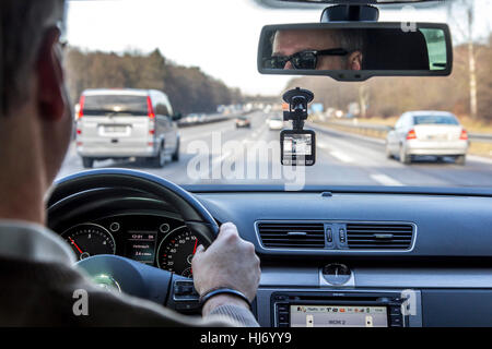 Dashcam in un veicolo passeggeri, la telecamera video sul parabrezza, i record in modo permanente il traffico nella parte anteriore del veicolo per la documentazione di incidenti, Foto Stock