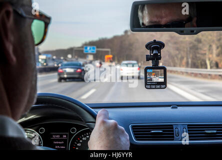 Dashcam in un veicolo passeggeri, la telecamera video sul parabrezza, i record in modo permanente il traffico nella parte anteriore del veicolo per la documentazione di incidenti, Foto Stock