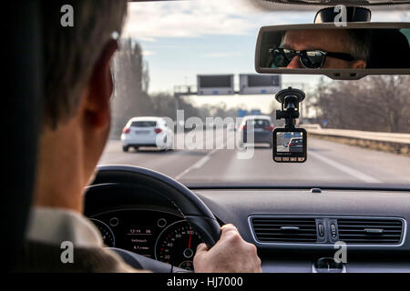 Dashcam in un veicolo passeggeri, la telecamera video sul parabrezza, i record in modo permanente il traffico nella parte anteriore del veicolo per la documentazione di incidenti, Foto Stock