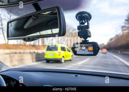 Dashcam in un veicolo passeggeri, la telecamera video sul parabrezza, i record in modo permanente il traffico nella parte anteriore del veicolo per la documentazione di incidenti, Foto Stock