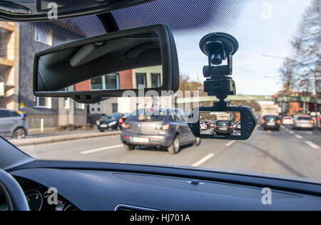 Dashcam in un veicolo passeggeri, la telecamera video sul parabrezza, i record in modo permanente il traffico nella parte anteriore del veicolo per la documentazione di incidenti, Foto Stock