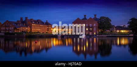 Oulton ampia riflessione al crepuscolo, Lowestoft, Suffolk, Inghilterra, Regno Unito Foto Stock