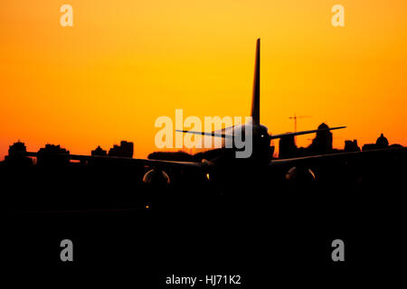 Piano di passeggeri si appresta a prendere il largo sul tramonto o l'alba dall'aeroporto Foto Stock