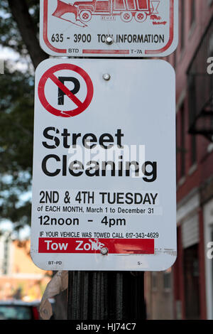 Boston comune strada segno per informare i residenti durante la pulizia della strada che avranno luogo, North End di Boston, Massachusetts, Stati Uniti. Foto Stock