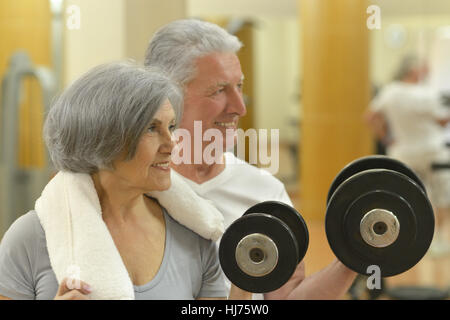 Coppia matura in palestra Foto Stock