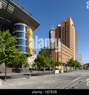 Berlino. Germania. Haus Huth (1912), su Fontaneplatz, Linkstraße, sopraffatte da high tech architettura moderna, Potsdamer Platz. Edifici per uffici, Debis B4, Foto Stock