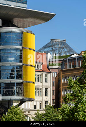 Berlino. Germania. Haus Huth (1912), su Fontaneplatz, Linkstraße, sopraffatte da high tech architettura moderna, Potsdamer Platz. Foto Stock