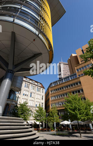 Berlino. Germania. Haus Huth (1912), su Fontaneplatz, Linkstraße, sopraffatte da high tech architettura moderna, Potsdamer Platz. Foto Stock