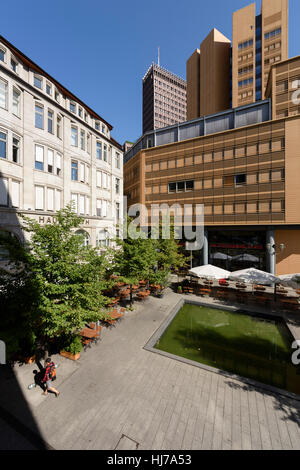 Berlino. Germania. Haus Huth (1912), su Fontaneplatz, Linkstraße, circondato da high tech architettura moderna, Potsdamer Platz. Foto Stock