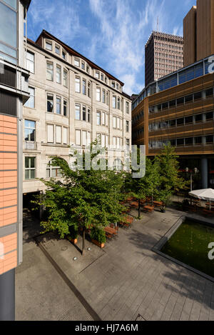 Berlino. Germania. Haus Huth (1912), su Fontaneplatz, Linkstraße, circondato da high tech architettura moderna, Potsdamer Platz. Foto Stock