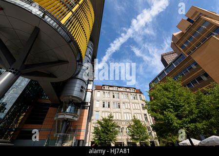 Berlino. Germania. Haus Huth (1912), su Fontaneplatz, Linkstraße, sopraffatte da high tech architettura moderna, Potsdamer Platz. Foto Stock