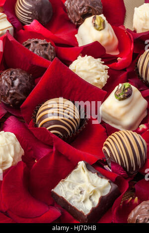 Immagine di deliziosi cioccolatini fatti a mano e rose. Foto Stock