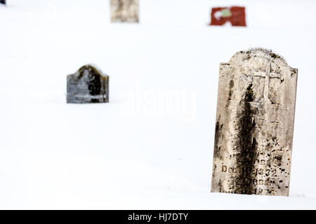 Vecchio Cimitero con crooked lapide in inverno. Foto Stock