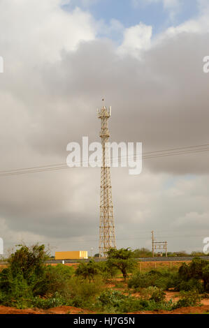 Antenna di comunicazione lungo il binario ferroviario sulla strada di Mombasa a Nairobi in Kenya Foto Stock