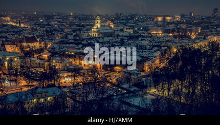 La città vecchia di Vilnius panorama di notte Foto Stock