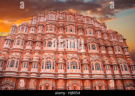 Hawa Mahal - a cinque livelli harem ala del complesso del palazzo del maharaja di Jaipur, costruito in arenaria rosa a forma di corona di Krishna Foto Stock