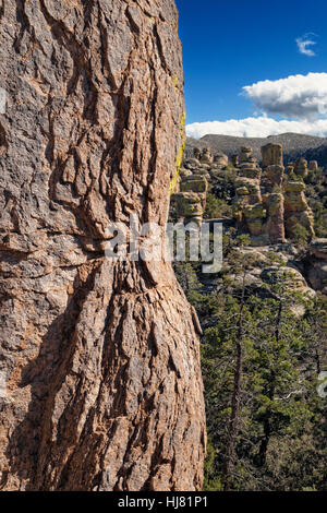 Esfoliante formazioni riolite, Chiricahua National Monument in Arizona Foto Stock