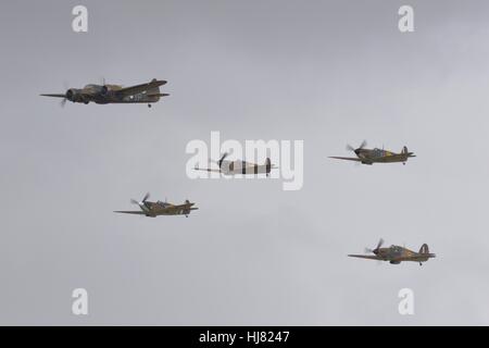 Bristol Blenheim battenti con una scorta di Spitfires un uragano al Flying Legends Air Show Foto Stock