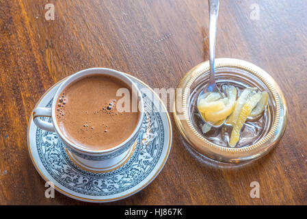 Greco o caffè alla turca con amarene dolce a cucchiaio Foto Stock