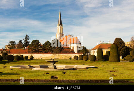 Chiesa parrocchiale Maria Hietzing vista dal giardino di Schonbrunn, Vienna, Austria. Foto Stock