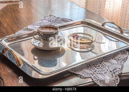 Greco o caffè alla turca con amarene dolce a cucchiaio Foto Stock