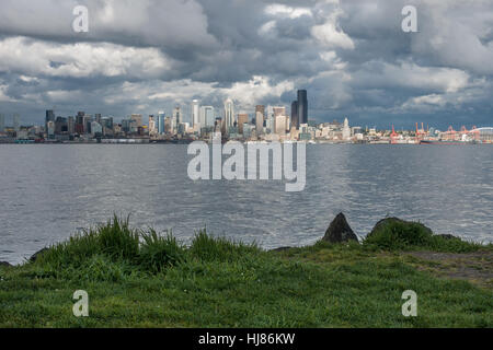 Una vista della skyline di Seattle attraverso Elliott Bay. Foto Stock