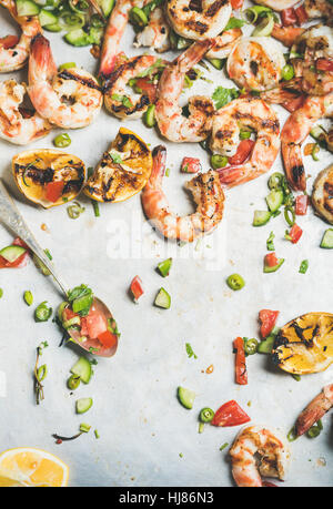 Grigliata di gamberi tigre con limone e salsa di menta, vista dall'alto Foto Stock