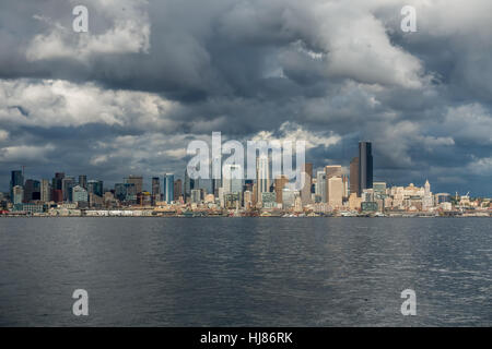 Una vista del centro di Seattle skyline di fronte alla Elliot Bay. Foto Stock
