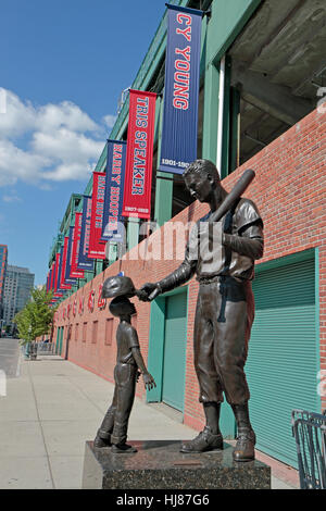 Statua di Ted Williams al di fuori il Fenway Park, casa dei Boston Red Sox, Boston, MA, Stati Uniti. Foto Stock