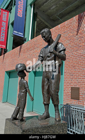 Statua di Ted Williams al di fuori il Fenway Park, casa dei Boston Red Sox, Boston, MA, Stati Uniti. Foto Stock