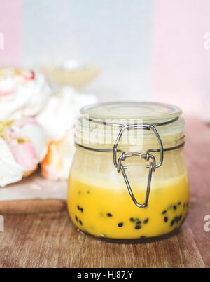 Il frutto della passione e limone cagliata in vetro vasetto di marmellata Foto Stock