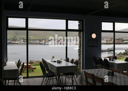 La vista dal ristorante area dell'esperienza di Skellig Visitor Center sull' isola Valentia, nella contea di Kerry, Irlanda cercando attraverso. Foto Stock