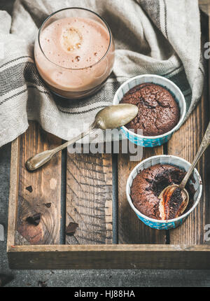Souffle al cioccolato in cottura e tazze di caffè moca in vetro Foto Stock