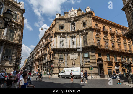 Quattro Canti (Piazza Vigliena) all' incrocio di Via Maqueda e corso Vittorio Emanuele, Palermo, Sicilia, Italia Foto Stock