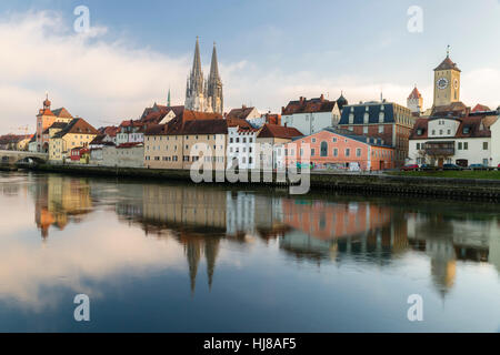 Cityscape, bridge o gate bridge tower, la Cattedrale di San Pietro, della Torre del Municipio, Torre Dorata, Danubio, Regensburg Foto Stock