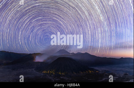 Night Shot con stelle, tempo di esposizione, Startrails paesaggio vulcanico, il fumo attivo vulcano Gunung Bromo, montaggio frontale Batok, Foto Stock