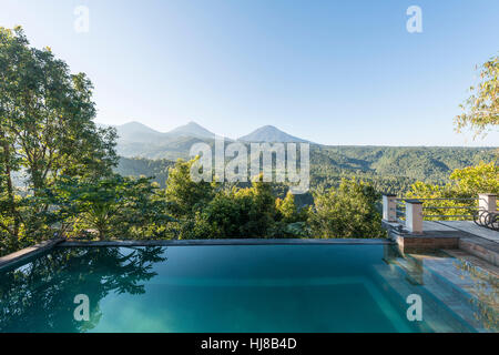 Terrazza, piscina presso un hotel con sedie a sdraio, Munduk, Bali, Indonesia Foto Stock