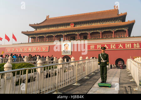 Guardsman nella parte anteriore del ritratto di Mao Zedong, la Porta della Pace Celeste, Pechino, Cina Foto Stock